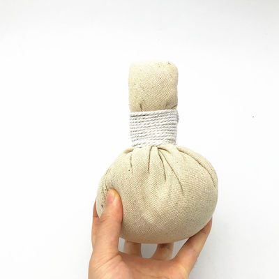 Proprietà curative delle erbe tailandesi con compresse naturali di erbe
