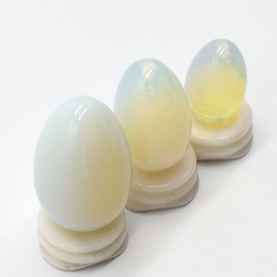 Uovo Yoni di opalite inciso per la meditazione e la magia Gemma lucidata Quarzo magico di opale