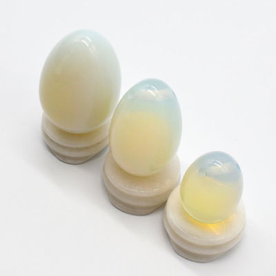 Uovo Yoni di opalite inciso per la meditazione e la magia Gemma lucidata Quarzo magico di opale