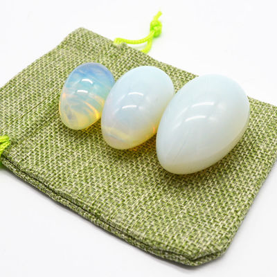 Uovo Yoni di opalite inciso per la meditazione e la magia Gemma lucidata Quarzo magico di opale