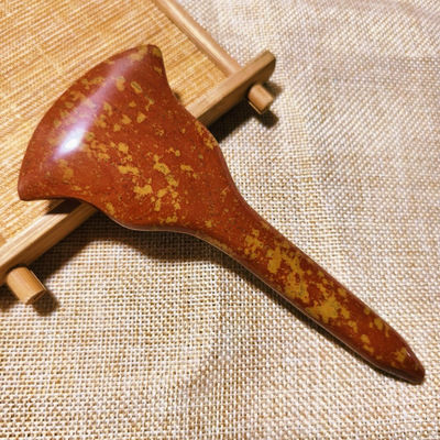 Scopri i benefici curativi del massaggio a tutto il corpo e della stimolazione degli acupointi con la tavola Gua Sha di Bian Stone rosso