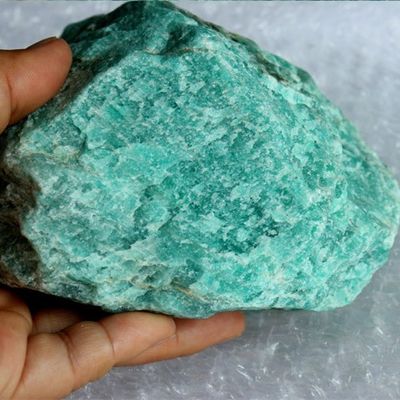 Tecnica intagliata Tipo di ghiaccio Pietra di cristallo naturale Tianhe Ornamenti in pietra grezza per collezioni d'arte