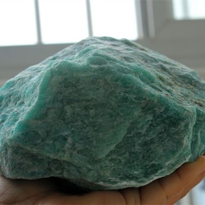 Tecnica intagliata Tipo di ghiaccio Pietra di cristallo naturale Tianhe Ornamenti in pietra grezza per collezioni d'arte