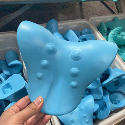 Strumento polivalente per massaggiare il collo cuscino cervicale a forma di C con gravità pressione delle dita e trazione delle spalle