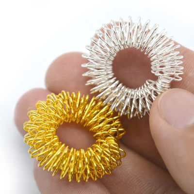 Anello di massaggio a mano per il massaggio del dito per il rilassamento e la terapia mirati