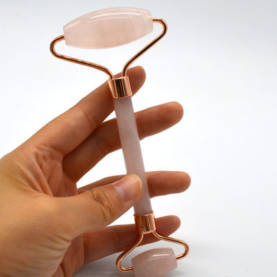 Disponibile per la cura della pelle del viso con un rullo di giada in oro rosa 100% naturale a doppia testa