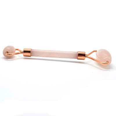Disponibile per la cura della pelle del viso con un rullo di giada in oro rosa 100% naturale a doppia testa