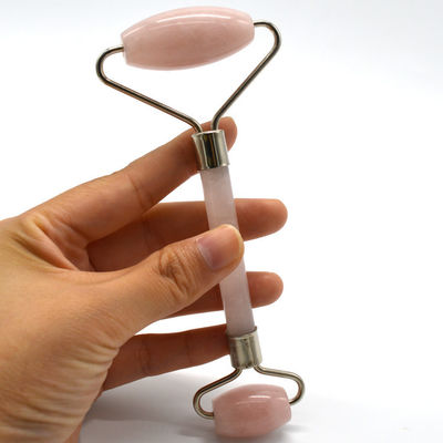 Disponibile per la cura della pelle del viso con un rullo di giada in oro rosa 100% naturale a doppia testa