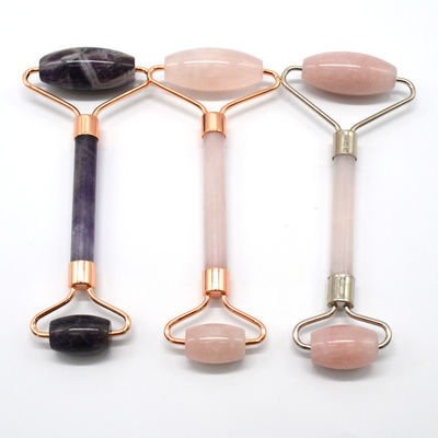 Disponibile per la cura della pelle del viso con un rullo di giada in oro rosa 100% naturale a doppia testa