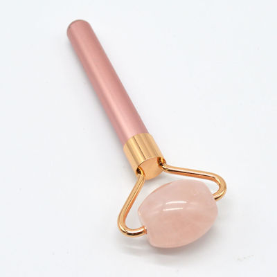 Roller di massaggio del viso in quarzo rosa naturale per una composizione rinfrescata e rivitalizzata