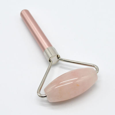 Roller di massaggio del viso in quarzo rosa naturale per una composizione rinfrescata e rivitalizzata