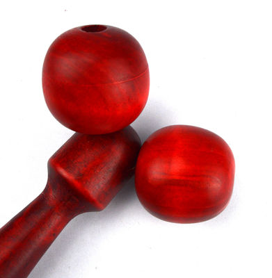 Roller di massaggio in legno rosso o giallo per la terapia facciale e il trattamento delle rughe