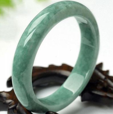 Un braccialetto naturale in giada verde scuro, un gioiello senza tempo per la tua collezione