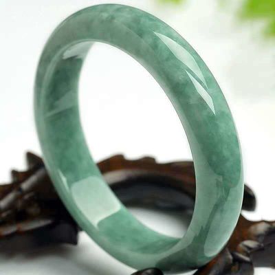 Un braccialetto naturale in giada verde scuro, un gioiello senza tempo per la tua collezione