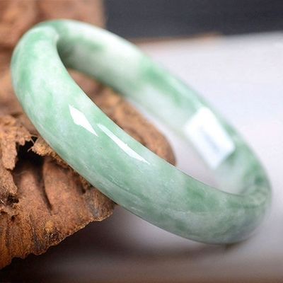 Un braccialetto naturale in giada verde scuro, un gioiello senza tempo per la tua collezione