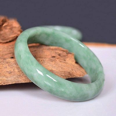 Un braccialetto naturale in giada verde scuro, un gioiello senza tempo per la tua collezione
