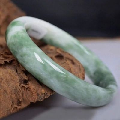 Un braccialetto naturale in giada verde scuro, un gioiello senza tempo per la tua collezione