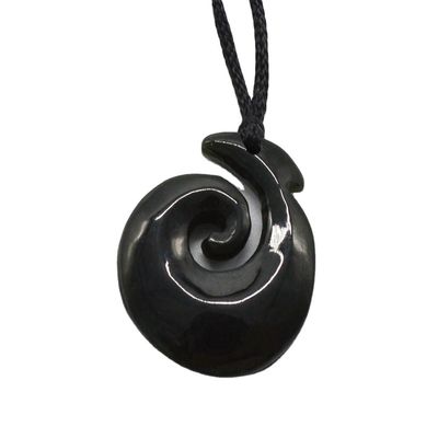 Pendente a forma di gancio di Nefrite Giada Eternity Twist con finitura lucidata e intaglio Maori Koru della Zelanda