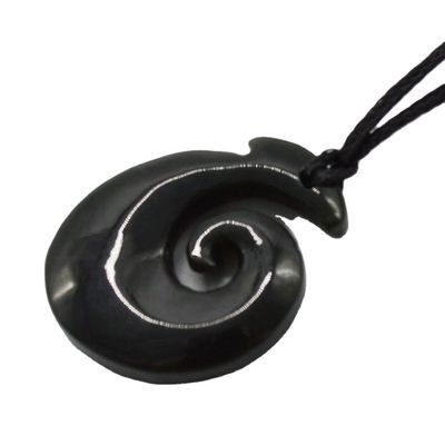 Pendente a forma di gancio di Nefrite Giada Eternity Twist con finitura lucidata e intaglio Maori Koru della Zelanda