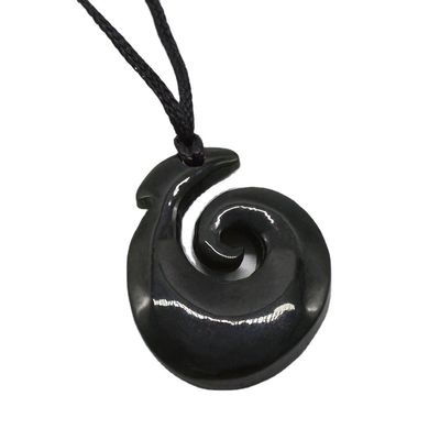 Pendente a forma di gancio di Nefrite Giada Eternity Twist con finitura lucidata e intaglio Maori Koru della Zelanda