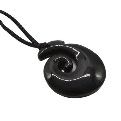 Pendente a forma di gancio di Nefrite Giada Eternity Twist con finitura lucidata e intaglio Maori Koru della Zelanda