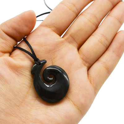 Pendente a forma di gancio di Nefrite Giada Eternity Twist con finitura lucidata e intaglio Maori Koru della Zelanda