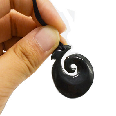 Pendente a forma di gancio di Nefrite Giada Eternity Twist con finitura lucidata e intaglio Maori Koru della Zelanda