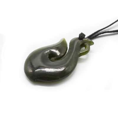 Caratteristica regionale Nefrite verde naturale Giada Piccolo Collare Maori Infinity stilizzato con disegno a forma di S