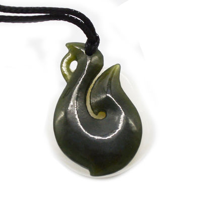 Caratteristica regionale Nefrite verde naturale Giada Piccolo Collare Maori Infinity stilizzato con disegno a forma di S