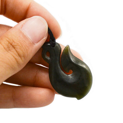 Caratteristica regionale Nefrite verde naturale Giada Piccolo Collare Maori Infinity stilizzato con disegno a forma di S