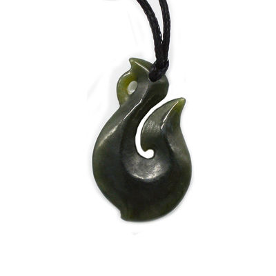 Caratteristica regionale Nefrite verde naturale Giada Piccolo Collare Maori Infinity stilizzato con disegno a forma di S