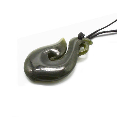 Caratteristica regionale Nefrite verde naturale Giada Piccolo Collare Maori Infinity stilizzato con disegno a forma di S