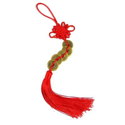 Tecnica di sabbiatura Il nodo rosso cinese Feng Shui con cinque monete antiche Un simbolo di ricchezza e salute