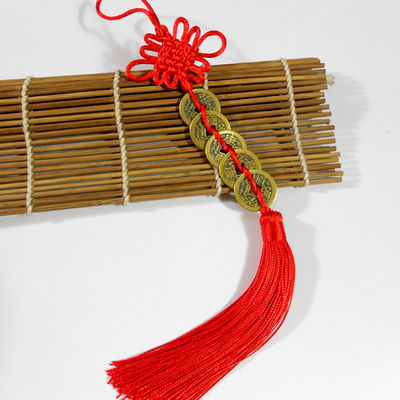 Tecnica di sabbiatura Il nodo rosso cinese Feng Shui con cinque monete antiche Un simbolo di ricchezza e salute