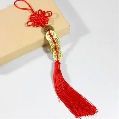 Tecnica di sabbiatura Il nodo rosso cinese Feng Shui con cinque monete antiche Un simbolo di ricchezza e salute