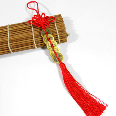 Tecnica di sabbiatura Il nodo rosso cinese Feng Shui con cinque monete antiche Un simbolo di ricchezza e salute