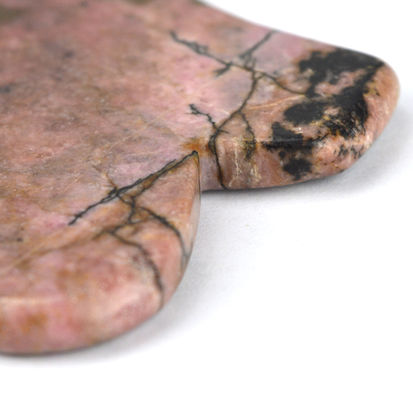 Strumento di massaggio naturale di Rhodonite Gua Sha per stringere la pelle e promuovere la bellezza facciale
