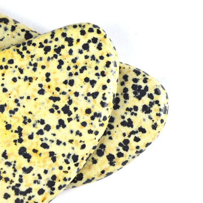 Logo personalizzato disponibile dal 2024 Strumento di massaggio in pietra dalmata a forma di cuore per massaggi di salute del corpo