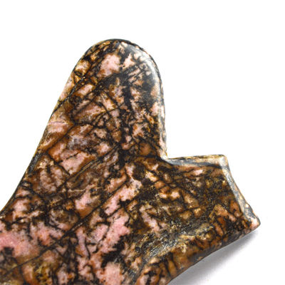 Strumento Gua-Sha a base di pietra di rhodonite personalizzabile Massaggiatore viso rosa e nero per il sollievo del collo/spalla/spalle/gambe