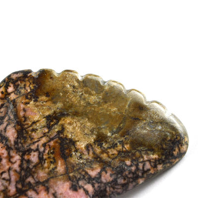 Strumento Gua-Sha a base di pietra di rhodonite personalizzabile Massaggiatore viso rosa e nero per il sollievo del collo/spalla/spalle/gambe