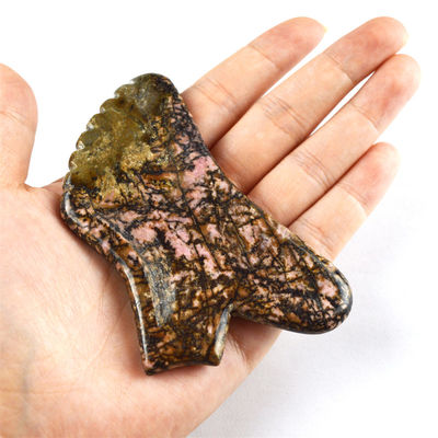 Strumento Gua-Sha a base di pietra di rhodonite personalizzabile Massaggiatore viso rosa e nero per il sollievo del collo/spalla/spalle/gambe
