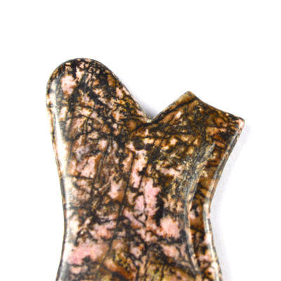 Strumento Gua-Sha a base di pietra di rhodonite personalizzabile Massaggiatore viso rosa e nero per il sollievo del collo/spalla/spalle/gambe