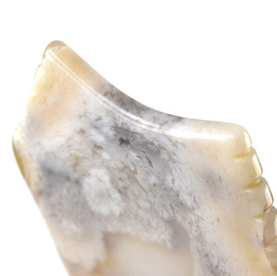 Attrezzature per il massaggio corporeo Proprietà Strumenti facciali Guasha naturali bianchi per il viso Spa con strumento facciale in forma di Sakura Agate Giada Gua Sha