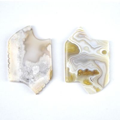 Attrezzature per il massaggio corporeo Proprietà Strumenti facciali Guasha naturali bianchi per il viso Spa con strumento facciale in forma di Sakura Agate Giada Gua Sha