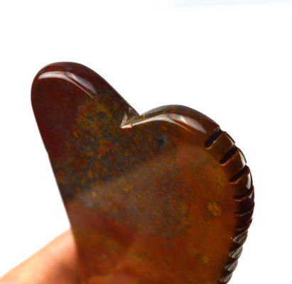 Funzione di massaggio muscolare 2024 Mookaite rosso naturale caldo Jasper Gua Sha Massager Logo personalizzato Cura della pelle Anti-invecchiamento Guarigione Pietra raschiatura Strumenti di massaggio