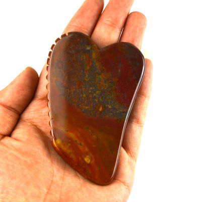 Funzione di massaggio muscolare 2024 Mookaite rosso naturale caldo Jasper Gua Sha Massager Logo personalizzato Cura della pelle Anti-invecchiamento Guarigione Pietra raschiatura Strumenti di massaggio