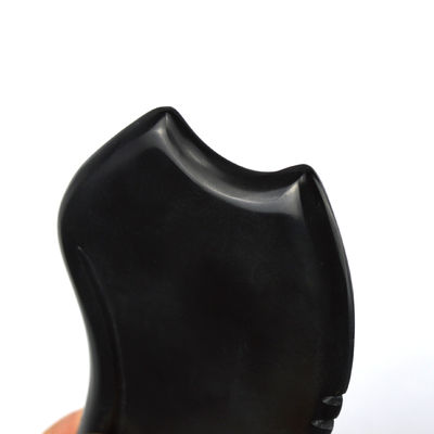 Disponibile strumento di massaggio a forma di cuore Gua Sha in pietra bianca nera naturale per la meditazione rilassante
