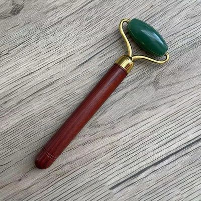 Aventurine verde giada faccia Roller cura della pelle facciale giada strumento di massaggio con maniglia di legno per il logo personalizzato disponibile