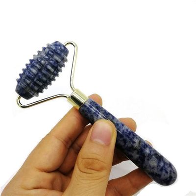 Tecnologia di massaggio facciale lucidato naturale blu pietra a punta singola testa Spiked Jade Roller Anti-aging con la tecnologia