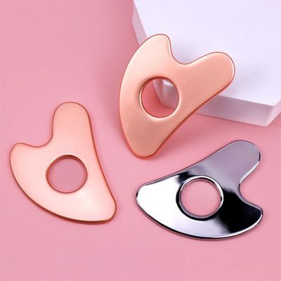 Acciaio inossidabile a forma di cuore Hollow Gua Sha Board Metal Facial Beauty Tool per l'area di massaggio del corpo intero e OEM / ODM